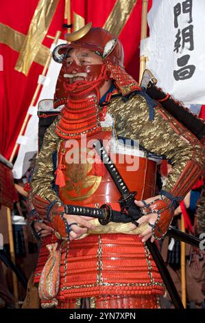 Samurai-Krieger mit einem Katana-Schwert während des Hikone Castle Festivals in der Präfektur Shiga, Japan. Stockfoto