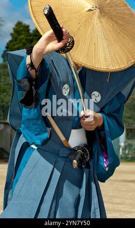 Samurai-Krieger mit einem Katana-Schwert während des Hikone Castle Festivals in der Präfektur Shiga, Japan. Stockfoto