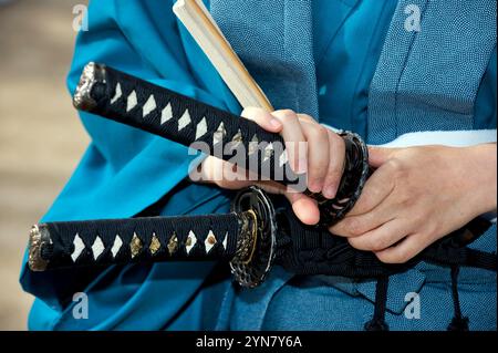 Samurai-Krieger mit einem Katana-Schwert während des Hikone Castle Festivals in der Präfektur Shiga, Japan. Stockfoto