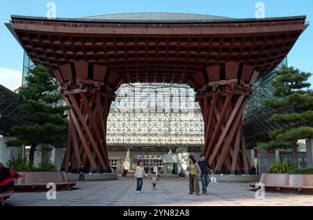 Die ikonische Holzkonstruktion des Tsuzumi-MON (Drum Gate) am Eingang zum Bahnhof Kanazawa JR, entworfen vom Architekten Ryuzo Shirae, Ishikawa. Stockfoto