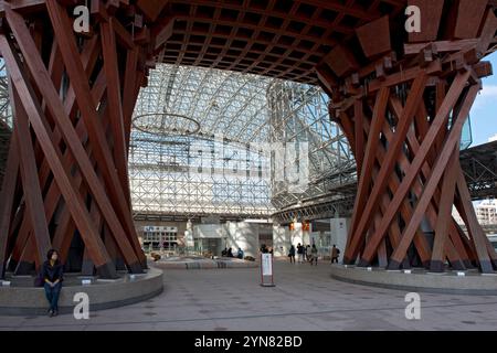 Die ikonische Holzkonstruktion des Tsuzumi-MON (Drum Gate) am Eingang zum Bahnhof Kanazawa JR, entworfen vom Architekten Ryuzo Shirae, Ishikawa. Stockfoto