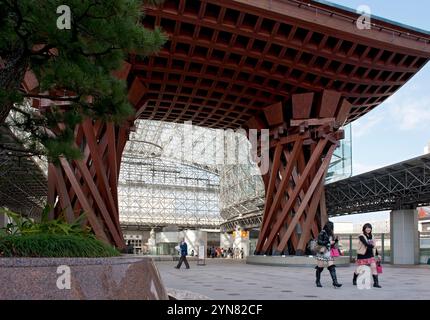 Die ikonische Holzkonstruktion des Tsuzumi-MON (Drum Gate) am Eingang zum Bahnhof Kanazawa JR, entworfen vom Architekten Ryuzo Shirae, Ishikawa. Stockfoto