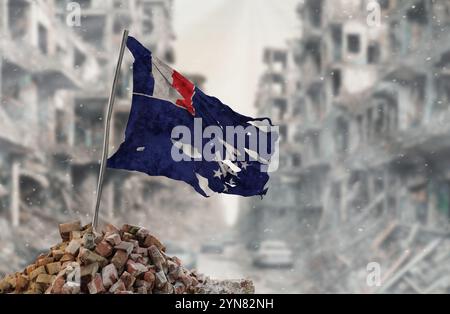 Schmutzige und zerrissene französische Flagge für südliche und antarktische Länder, Symbol für Widerstand und Sieg. Ein Schauplatz von Krieg und Zerstörung, die Ruinen einer Stadt zerstören Stockfoto