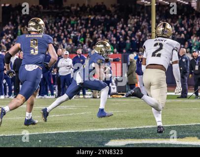 Bronx, New York, USA. November 2024. Die University of Notre Dame Fighting Irish JADARIAN PREIS (24) trifft gegen die Army Black Knights während des Spiels der Shamrock Series gegen das im Yankee Stadium am 23. November 2024 (Credit Image: © Lynn Fern/ZUMA Press Wire) NUR ZUR REDAKTIONELLEN VERWENDUNG! Nicht für kommerzielle ZWECKE! Stockfoto