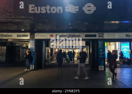 London, Großbritannien. November 2024. Die Passagiere sahen sich am späten Nachmittag und bis in den Abend aufgrund eines Stromausfalls mit Informationsschirmen und Überschwemmungen entlang einiger Linien außerhalb Londons konfrontiert. Der Bahnhof war wegen Überlastung kurzzeitig geschlossen und der U-Bahnhof blieb durchgehend geschlossen. Quelle: Eleventh Photography/Alamy Live News Stockfoto