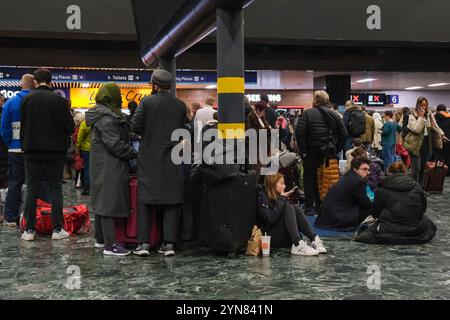 London, Großbritannien. November 2024. Die Passagiere sahen sich am späten Nachmittag und bis in den Abend aufgrund eines Stromausfalls mit Informationsschirmen und Überschwemmungen entlang einiger Linien außerhalb Londons konfrontiert. Der Bahnhof war wegen Überlastung kurzzeitig geschlossen und der U-Bahnhof blieb durchgehend geschlossen. Quelle: Eleventh Photography/Alamy Live News Stockfoto