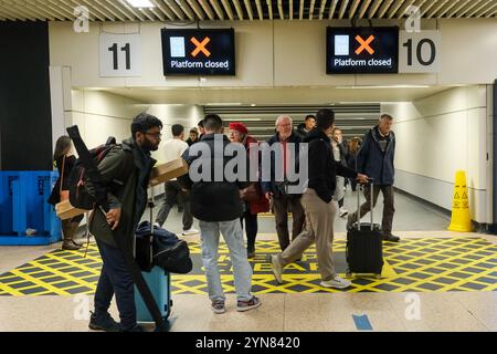 London, Großbritannien. November 2024. Die Passagiere sahen sich am späten Nachmittag und bis in den Abend aufgrund eines Stromausfalls mit Informationsschirmen und Überschwemmungen entlang einiger Linien außerhalb Londons konfrontiert. Der Bahnhof war wegen Überlastung kurzzeitig geschlossen und der U-Bahnhof blieb durchgehend geschlossen. Quelle: Eleventh Photography/Alamy Live News Stockfoto