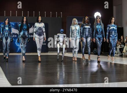 Peking, USA. November 2024. Während der Silicon Valley Fashion Week 2024 in Santa Clara in San Francisco Bay Area, Kalifornien, USA, am 23. November 2024, laufen Roboter und Models auf der Bühne. Quelle: Dong Xudong/Xinhua/Alamy Live News Stockfoto