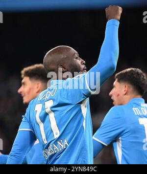 Neapel, Italien. November 2024. Romelu Lukaku feiert sein Tor während eines Fußballspiels der Serie A zwischen Neapel und Roma am 24. November 2024 in Neapel. Quelle: Alberto Lingria/Xinhua/Alamy Live News Stockfoto