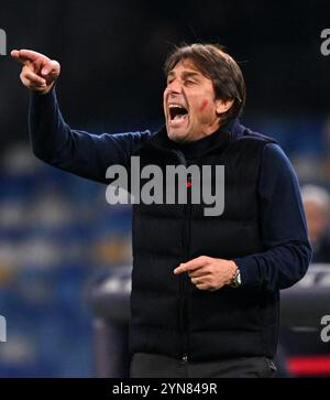 Neapel, Italien. November 2024. Napolys Cheftrainer Antonio Conte ist während eines Fußballspiels der Serie A zwischen Neapel und Roma am 24. November 2024 in Neapel, Italien, gestuhlt. Quelle: Alberto Lingria/Xinhua/Alamy Live News Stockfoto