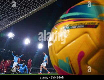 Neapel, Italien. November 2024. Romelu Lukaku (3. R) erzielte bei einem Fußballspiel der Serie A zwischen Neapel und Roma am 24. November 2024 in Neapel, Italien. Quelle: Alberto Lingria/Xinhua/Alamy Live News Stockfoto