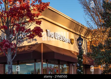 UPS Store bei Sonnenuntergang in Lawrenceville, Georgia. (USA) Stockfoto