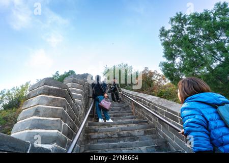 Peking, China - 23. Oktober 2024: Touristen klettern auf den Juyongguan Pass Chinesische Mauer. Stockfoto
