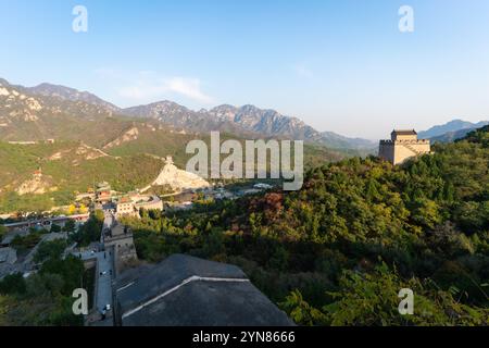 Peking, China - 23. Oktober 2024: Blick vom Juyongguan Pass auf die Chinesische Mauer. Stockfoto