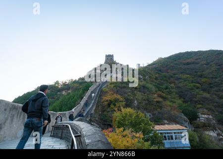 Peking, China - 23. Oktober 2024: Touristen klettern auf und ab den Juyongguan Pass Chinesische Mauer. Stockfoto