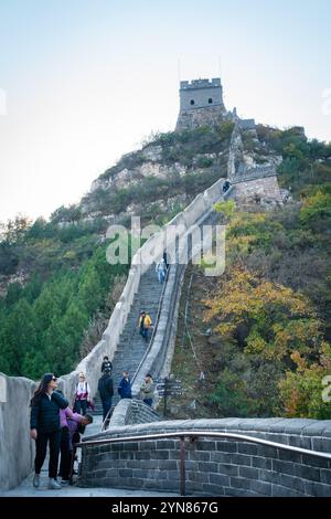 Peking, China - 23. Oktober 2024: Touristen klettern auf und ab den Juyongguan Pass Chinesische Mauer. Stockfoto