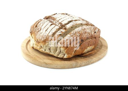 Frisch gebackener, handwerklich hergestellter Brotlaib, mit Mehl bestäubt, sitzt auf einem hölzernen Schneidebrett. Perfekt für gemütliche Backmomente oder rustikale Speisen Stockfoto