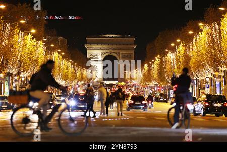 Paris, Frankreich. November 2024. Die Champs-Elysées werden am 24. November 2024 von Weihnachtslichtern in Paris, Frankreich, beleuchtet. Die jährliche Weihnachtsfeier fand hier am Sonntag statt. Die Lichter auf der berühmten Avenue werden täglich von 17:00 bis Mitternacht eingeschaltet und halten bis Anfang Januar 2024, mit Ausnahme des 24. Und 31. Dezember, wenn die Lichter die ganze Nacht halten. Quelle: Gao Jing/Xinhua/Alamy Live News Stockfoto