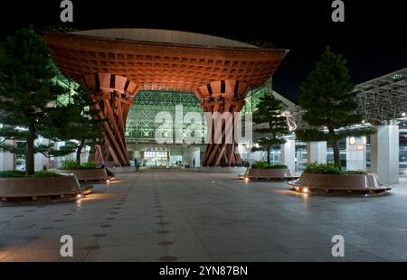 Die ikonische Holzkonstruktion des Tsuzumi-MON (Drum Gate) am Eingang zum Bahnhof Kanazawa JR, entworfen vom Architekten Ryuzo Shirae, Ishikawa. Stockfoto