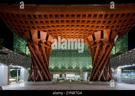 Die ikonische Holzkonstruktion des Tsuzumi-MON (Drum Gate) am Eingang zum Bahnhof Kanazawa JR, entworfen vom Architekten Ryuzo Shirae, Ishikawa. Stockfoto