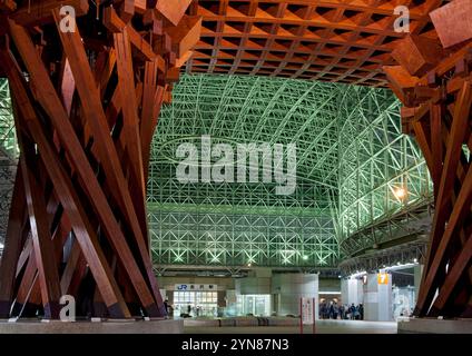 Die ikonische Holzkonstruktion des Tsuzumi-MON (Drum Gate) am Eingang zum Bahnhof Kanazawa JR, entworfen vom Architekten Ryuzo Shirae, Ishikawa. Stockfoto