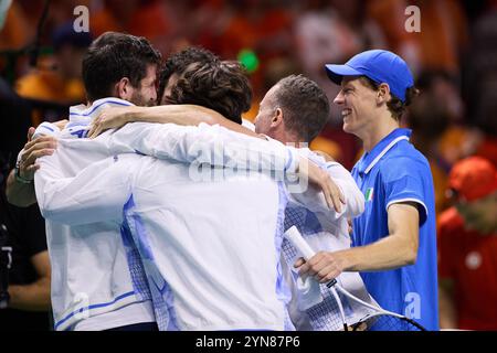 Malaga, Spanien. November 2024. Team Italien feiert den Sieg nach dem Finale zwischen Italien und den Niederlanden beim Davis Cup Finals-Tennisturnier in Malaga, Spanien, am 24. November 2024. Quelle: Meng Dingbo/Xinhua/Alamy Live News Stockfoto