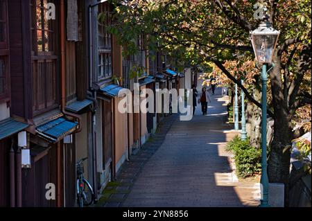 Stimmungsvolles altes Teehausviertel, bekannt als Kazuemachi Chaya-gai in der Nähe des Asano-Flusses in Kanazawa, Ishikawa, Japan. Stockfoto