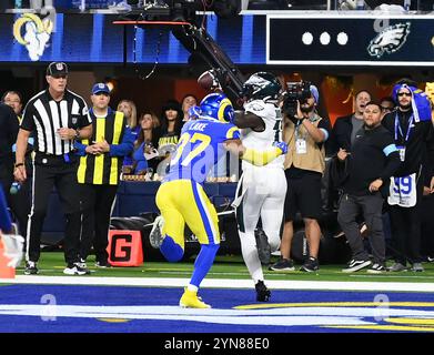 Inglewood, Usa. November 2024. Philadelphia Eagles A. J Brown (11) hat am Sonntag, den 24. November 2024, einen 11-Yard-Touchdown gegen Los Angeles Rams Quentin Lake im SoFi Stadium im zweiten Quartal erzielt. Foto: Jon SooHoo/UPI Credit: UPI/Alamy Live News Stockfoto