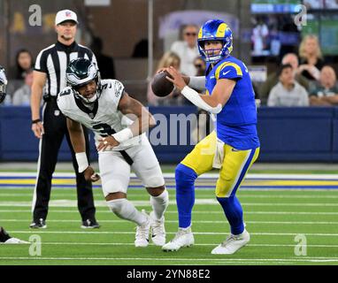 Inglewood, Usa. November 2024. Los Angeles Rams Quarterback Matthew Stafford (9) übergibt den Ball vor Philadelphia Eagles Edge Nolan Smith (3) während des ersten Quartals im SoFi Stadium am Sonntag, den 24. November 2024. Foto: Jon SooHoo/UPI Credit: UPI/Alamy Live News Stockfoto