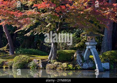 Die zweibeinige Kotoji-Steinlaterne ist das ikonische Symbol des berühmten japanischen Kenrokuen-Gartens in Kanazawa, Ishikawa, Japan Stockfoto