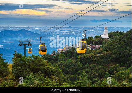 Gelbe Cabanas einer Seilbahn in den Bergen im Vergnügungspark Ba Na Hills in da Nang, Vietnam bei Sonnenuntergang Stockfoto