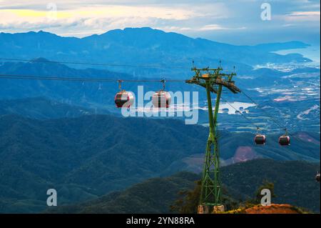 Cabanas einer Seilbahn in den Bergen im Ba Na Hills Park in da Nang in Vietnam bei Sonnenuntergang Stockfoto