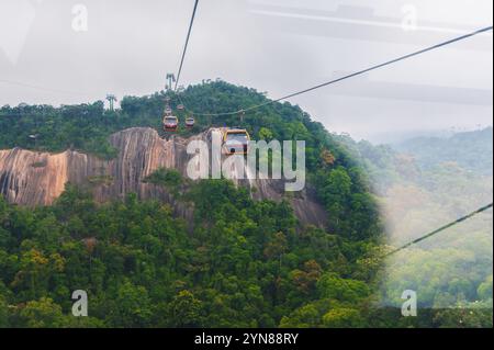 Cabanas auf einer Seilbahn in Bergen im Wald in Vietnam im Ba Na Hills Park im Sommer. Da Nang, Vietnam - 13. September 2024 Stockfoto