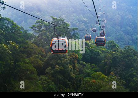 Cabanas auf einer Seilbahn in den Bergen im Wald in Vietnam im Ba Na Hills Park im Sommer. Da Nang, Vietnam - 13. September 2024 Stockfoto