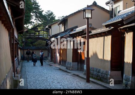 Enge Kopfsteinpflasterstraßen von Nagamachi, dem historischen Samurai-Wohnviertel in Kanazawa, Ishikawa, Japan. Stockfoto