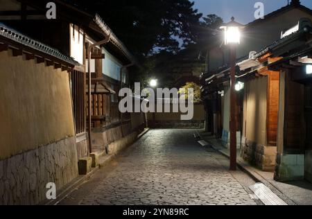 Enge Kopfsteinpflasterstraßen von Nagamachi, dem historischen Samurai-Wohnviertel in Kanazawa, Ishikawa, Japan. Stockfoto