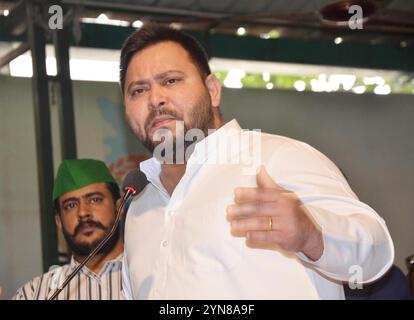 Patna, Indien. November 2024. PATNA, INDIEN - 24. NOVEMBER: RJD-Chef Tejashwi Yadav sprach während des „Badlo Bihar“-Programms am 24. November 2024 im RJD-Büro in Patna, Indien. (Foto: Santosh Kumar/Hindustan Times/SIPA USA) Credit: SIPA USA/Alamy Live News Stockfoto