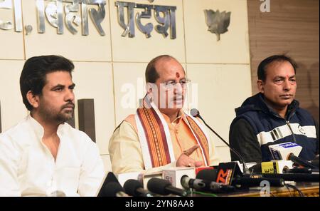 Patna, Indien. November 2024. PATNA, INDIEN – 24. NOVEMBER: Vijay Sinha, stellvertretender Ministerpräsident von Bihar, hielt am 24. November 2024 in Patna, Indien, eine Pressekonferenz im Büro von BJP. (Foto: Santosh Kumar/Hindustan Times/SIPA USA) Credit: SIPA USA/Alamy Live News Stockfoto