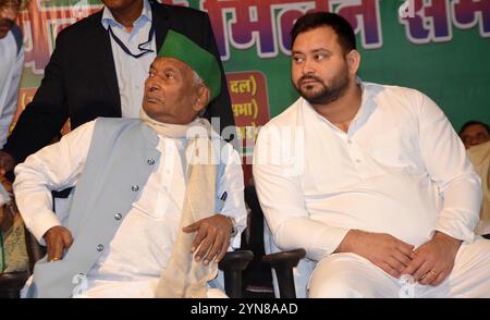 Patna, Indien. November 2024. PATNA, INDIEN - 24. NOVEMBER: RJD-Führer Tejashwi Yadav und andere während des „Badlo Bihar“-Programms am 24. November 2024 im RJD-Büro in Patna, Indien. (Foto: Santosh Kumar/Hindustan Times/SIPA USA) Credit: SIPA USA/Alamy Live News Stockfoto