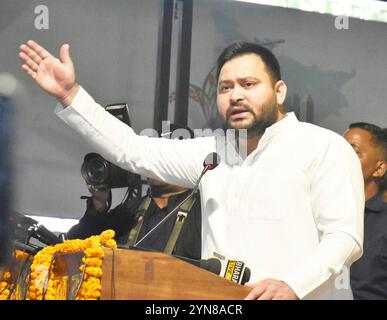 Patna, Indien. November 2024. PATNA, INDIEN - 24. NOVEMBER: RJD-Chef Tejashwi Yadav sprach während des „Badlo Bihar“-Programms am 24. November 2024 im RJD-Büro in Patna, Indien. (Foto: Santosh Kumar/Hindustan Times/SIPA USA) Credit: SIPA USA/Alamy Live News Stockfoto