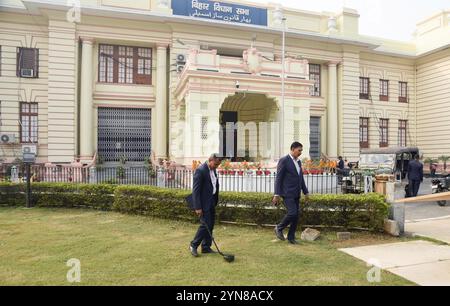 Patna, Indien. November 2024. PATNA, INDIEN – 24. NOVEMBER: Bombenkommando-Team untersucht am Vorabend der Wintersitzung am 24. November 2024 in Patna, Indien. (Foto: Santosh Kumar/Hindustan Times/SIPA USA) Credit: SIPA USA/Alamy Live News Stockfoto