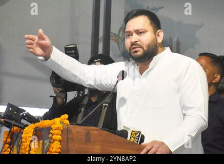 Patna, Indien. November 2024. PATNA, INDIEN - 24. NOVEMBER: RJD-Chef Tejashwi Yadav sprach während des „Badlo Bihar“-Programms am 24. November 2024 im RJD-Büro in Patna, Indien. (Foto: Santosh Kumar/Hindustan Times/SIPA USA) Credit: SIPA USA/Alamy Live News Stockfoto