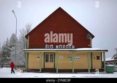 Jokkmokk, Schweden. April 2021. Eine Frau geht mit ihrem Hund in Jokkmokk, Schweden, während eines Schneefalls. (Foto: Apolline Guillerot-Malick/SOPA Images/SIPA USA) Credit: SIPA USA/Alamy Live News Stockfoto