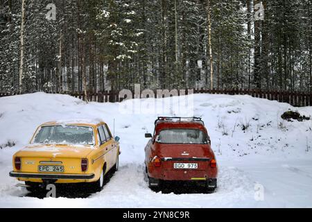 Jokkmokk, Schweden. April 2021. Zwei Oldtimer, ein Volvo de luxe und ein Saab 96, werden bei einem Schneefall in Jokkmokk, Schweden, gesehen. (Foto: Apolline Guillerot-Malick/SOPA Images/SIPA USA) Credit: SIPA USA/Alamy Live News Stockfoto