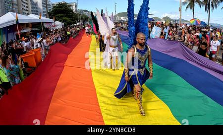 24. November 2024, Rio de Janeiro, Rio de Janeiro, Brasilien: Zehntausende versammelten sich zur Rio LGBTQIA Pride Parade 2024 am Copacabana Beach, um das Thema˜Together to Strength zu feiern. Seit dem ersten Pride 1995 mit 3.000 Menschen haben sich Brasiliens Pride-Veranstaltungen zu den größten Massendemonstrationen des Landes entwickelt, bei denen Bürgerschaft, Vielfalt und der Kampf für LGBT-Rechte hervorgehoben werden. Heute finden jährlich über 150 Pride-Veranstaltungen in ganz Brasilien statt. (Credit Image: © Bob Karp/ZUMA Press Wire) NUR REDAKTIONELLE VERWENDUNG! Nicht für kommerzielle ZWECKE! Stockfoto