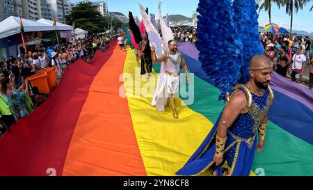 24. November 2024, Rio de Janeiro, Rio de Janeiro, Brasilien: Zehntausende versammelten sich zur Rio LGBTQIA Pride Parade 2024 am Copacabana Beach, um das Thema˜Together to Strength zu feiern. Seit dem ersten Pride 1995 mit 3.000 Menschen haben sich Brasiliens Pride-Veranstaltungen zu den größten Massendemonstrationen des Landes entwickelt, bei denen Bürgerschaft, Vielfalt und der Kampf für LGBT-Rechte hervorgehoben werden. Heute finden jährlich über 150 Pride-Veranstaltungen in ganz Brasilien statt. (Credit Image: © Bob Karp/ZUMA Press Wire) NUR REDAKTIONELLE VERWENDUNG! Nicht für kommerzielle ZWECKE! Stockfoto