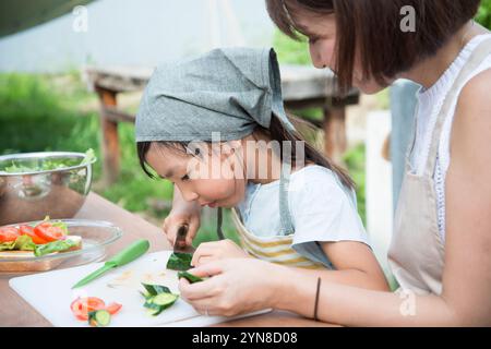 Eltern und Kinder hacken Gemüse Stockfoto