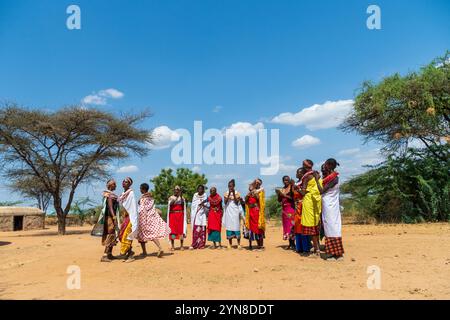 Bogeners Post, Kenia - 23. Juli 2024. Eine Gruppe von Frauen aus dem Umoja Women Cultural Village heißt Touristen willkommen. Dieses Dorf wurde von einer Gruppe von Frauen gegründet, die Zuflucht vor männlich dominierter Gewalt in ihrem Samburu-Stamm war. Stockfoto