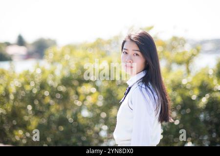 Highschool-Mädchen in Uniform, die sich gegenseitig ansehen Stockfoto