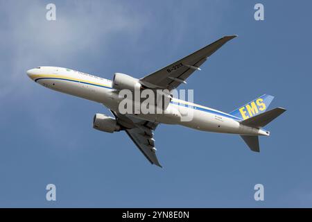 Eine China Postal Airlines Boeing 777-F mit dem EMS-Logo startet vom Flughafen Osaka - Kansai. Express Mail Service (EMS) ist ein internationaler Expresspostdienst, der von Mitgliedern der Postverwaltung der Universal Postal Union angeboten wird. Stockfoto